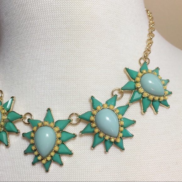 Green Yellow Abstract Spike Necklace Earrings Set - Picture 3 of 3